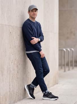 Fresh Foam X 1540 V4 Made In Usa – A casual weekend ensemble consisting of dark indigo athletic-fit jeans, a navy blue crewneck sweatshirt, and a simple grey baseball cap.