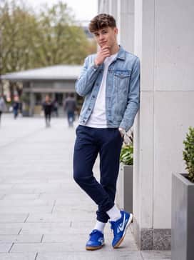 Tapered light-wash denim jeans with a simple crisp white crew-neck t-shirt to allow the vibrant blue of the shoes to serve as the focal point.