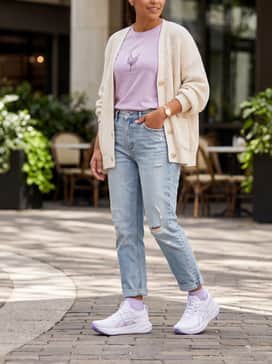 Gelcumulus 28 Wide – Light-wash distressed boyfriend jeans paired with a tucked-in lilac graphic tee and an oversized cream-colored cardigan for a cozy, casual aesthetic.