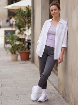 Gelcumulus 28 Wide – Sleek black bike shorts styled with an oversized white linen button-down shirt and dainty silver jewelry for a modern streetwear vibe.