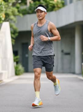 Gelkayano 32 Sunny Sizzle – Charcoal moisture-wicking compression leggings paired with a matching racerback tank and a lightweight breathable white running visor