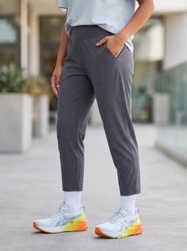 Gelkayano 32 Sunny Sizzle – High-waisted black biker shorts an oversized pale blue graphic tee that mimics the shoe upper and crew-length white performance socks