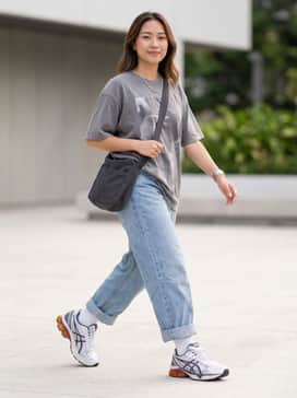Gelkinetic Fluent – Light-wash baggy denim jeans paired with an oversized vintage graphic tee and a silver chain necklace to embrace a retro aesthetic.