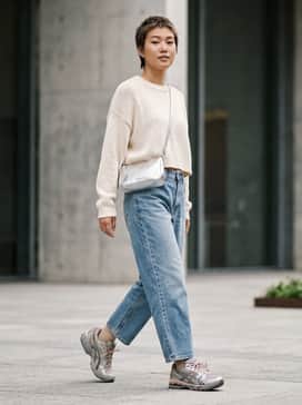 Gelnimbus 101 – Wide-leg light wash vintage denim paired with an oversized cream graphic t-shirt and a metallic silver crossbody bag to lean into the retro-futuristic aesthetic.