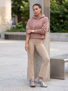 Gelnimbus 101 – Beige flared leggings or yoga pants paired with a cropped boxy hoodie in a matching dusty rose hue and a sleek claw-clip hairstyle for a high-fashion athleisure look.