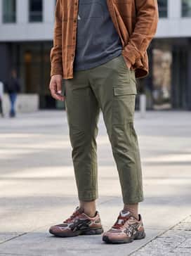 Gelnyc 20 Sshs – Olive green ripstop cargo pants with a boxy vintage graphic tee and an unbuttoned rust-colored flannel for a classic streetwear vibe.