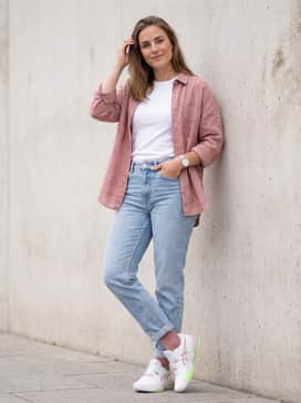 A casual weekend outfit pairing light-wash straight-leg jeans with a tucked-in white t-shirt and an unbuttoned pastel pink linen shirt to pick up the shoe's accents.