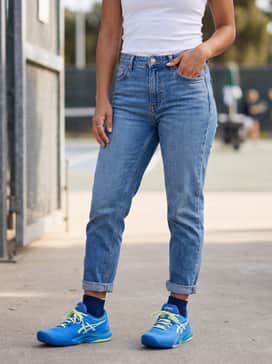 Gelresolution X – A casual streetwear ensemble with high-waisted tapered light-wash denim jeans, a cropped white ribbed tank top, and an oversized blue windbreaker that echoes the shoe's primary color.