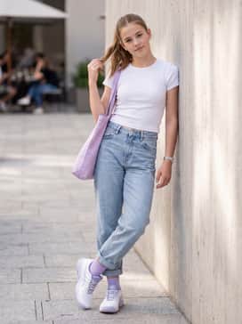 Gelresolution X – Light-wash baggy denim jeans with a tucked-in white baby tee and a pastel purple tote bag to lean into a Y2K-inspired streetwear vibe.