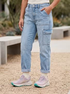 Gelsonoma 8 – Light-wash utility cargo jeans styled with a tucked-in oversized white graphic tee and a teal baseball cap to draw out the vibrant colors of the outsole.