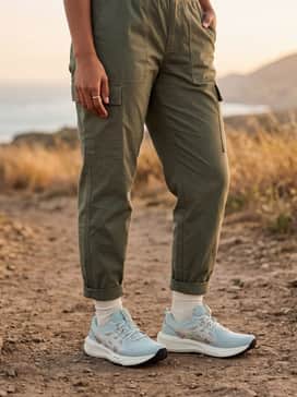 Gelsonoma 8 – Olive green utility cargo joggers paired with a tucked-in off-white graphic t-shirt and a wide-brimmed technical sun hat for a functional outdoor ensemble.