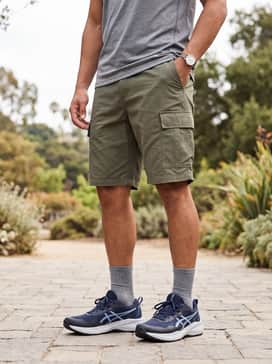 Gelventure 11 – Olive green ripstop cargo shorts worn with a grey performance tech-tee and moisture-wicking crew socks for a functional day hike outfit.