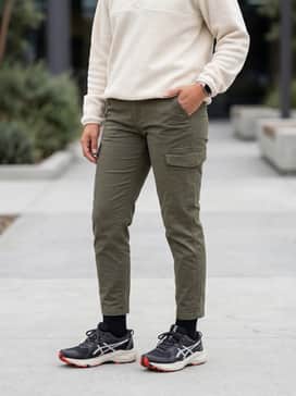 Gelventure 11 – Style with olive green cargo trousers, a cream-colored vintage-style fleece pullover, and a black beanie to lean into the Gorpcore aesthetic.