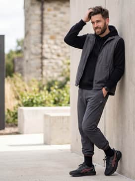 Gelventure 11 Waterproof – An all-weather urban ensemble comprising charcoal grey water-resistant joggers, a black moisture-wicking hoodie, and a lightweight technical vest for versatile layering.