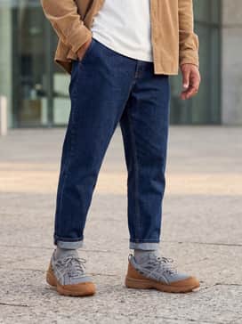 Gelventure 6 Shield – Combine with relaxed-fit tapered dark indigo denim jeans, a crisp white heavyweight t-shirt, and a tan corduroy overshirt to complement the shoe's brown tones.