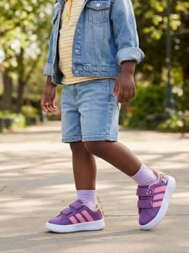 Grand Court Adidas X Disney Minnie Mouse Kids – Light-wash distressed denim shorts paired with a yellow and white striped polo shirt and a lightweight denim jacket for a classic, layered playground outfit.
