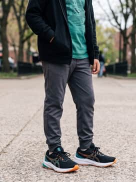 Gt1000 13 Grade School – A comfortable school-day ensemble with tapered charcoal grey joggers, a teal graphic t-shirt that picks up the shoe's secondary color, and a lightweight black zip-up hoodie.