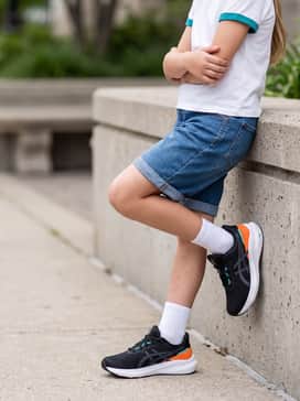 Gt1000 13 Grade School – A classic casual weekend outfit pairing flexible denim shorts with a crisp white ringer tee featuring teal trim and a sporty baseball cap.
