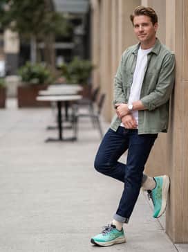 Gt2000 14 Tr – A relaxed weekend outfit consisting of tapered dark indigo denim, a crisp white heavyweight t-shirt, and an unbuttoned sage green overshirt for a coordinated earthy palette.