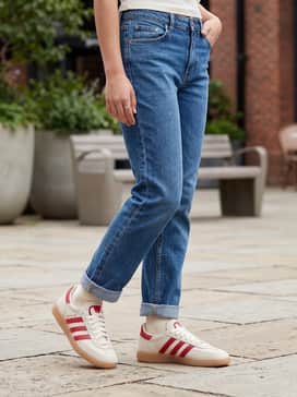 Handball Spezial Shoes – Relaxed straight-leg denim jeans in a light wash paired with an oversized grey hoodie and a red baseball cap to highlight the shoe's accents.