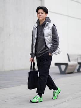 Hstreet Og – Pair with oversized black cargo trousers, a charcoal grey graphic hoodie, and a metallic silver puffer vest to mirror the shoe's accents.
