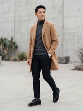Hstreet Premium – Tapered black chinos paired with a charcoal grey turtleneck sweater and a structured camel overcoat to highlight the tan gum sole.
