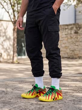 Ja 3 – Streetwear-focused outfit featuring oversized black cargo pants, a heavy-weight white graphic tee, and a black bucket hat.
