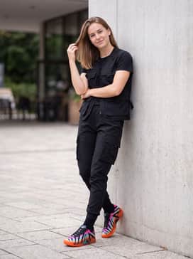 Ja 3 Tristate – A full monochrome black techwear ensemble featuring tapered utility joggers and a multi-pocket vest to let the sneakers serve as the primary focal point.