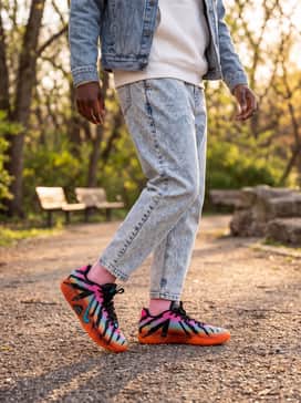 Ja 3 Tristate – An acid-wash denim jacket layered over a simple white hoodie with matching pink or orange sweatpants for a coordinated and high-impact casual weekend look.