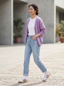 A pair of straight-leg light-wash vintage jeans, a tucked-in white baby tee, and an unbuttoned lilac cardigan to coordinate with the purple accents.