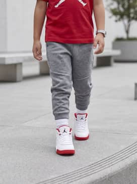 Jordan Jumpman Pro – Sporty Cool: Pair with grey tech-fleece joggers and a red graphic t-shirt for an effortless athletic look.