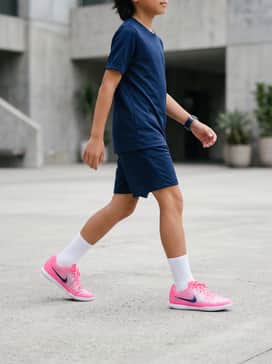 Jr Mercurial Vapor 16 Club Vini Jr – A classic soccer kit featuring a navy blue moisture-wicking jersey and matching shorts to complement the dark Nike swoosh on the shoes.