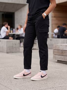 Killshot 2 – Pair with black cargo joggers and a matching black graphic t-shirt to let the soft pink color stand out as the focal point.