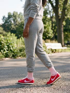 Ld1000 Se – Oversized grey heather joggers and a coordinating red hoodie for a comfortable, monochromatic-leaning athletic-leisure vibe.