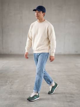 Ld1000 Sp – Pair with light-wash straight-leg denim, a cream-colored vintage collegiate sweatshirt, and a navy blue baseball cap for a classic 70s heritage look.