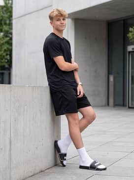 Leadcat 20 Slides – Matching black athletic shorts and a breathable moisture-wicking compression top, ideal for a comfortable transition from the gym to the street.