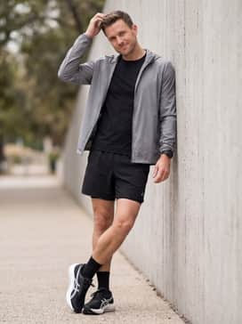 Magic Speed 5 Wide – A casual athleisure ensemble pairing grey slim-fit joggers with a fitted black performance t-shirt and a lightweight, packable windbreaker in a matching monochrome palette.
