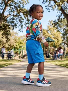 Marvel Spiderman Runfalcon Shoes Kids – Bright blue cargo shorts and a graphic print sweatshirt featuring Marvel characters for a fun and functional weekend outfit.