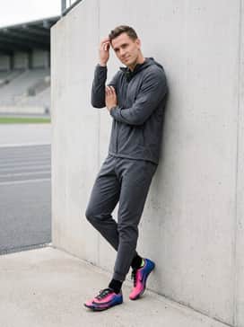 Maxfly 2 Glam – Sleek charcoal tapered joggers and a matching lightweight windbreaker for a focused pre-competition warm-up outfit.