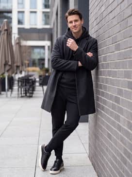 Mens Grand Kittery Court Sneakers – Create a monochrome ensemble by matching these with black tailored joggers, a black high-quality hoodie, and an oversized charcoal wool overcoat for an elevated streetwear aesthetic.