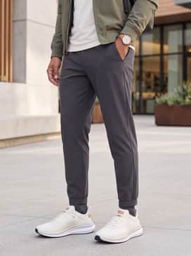 Mens Riginalgrand Quadstar Running Sneakers – Style with tapered charcoal grey tech joggers, a moisture-wicking off-white performance tee, and a lightweight olive bomber jacket for a high-end weekend athleisure aesthetic.