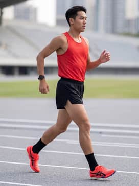 Metaspeed Ld 2 – A professional team racing singlet in matching vibrant red or neutral black, paired with ultra-lightweight 1-inch split running shorts.