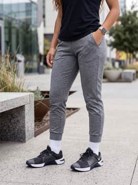 Metcon 10 – Tapered tech-fleece joggers in heather grey with a fitted white performance t-shirt for a comfortable and professional post-gym commute.