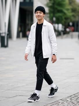 Midcity Low Shoes – Baggy light-wash denim jeans paired with an oversized graphic hoodie and a knit beanie for a classic 90s-inspired street look.