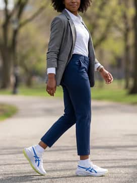 Novablast 5 Asics Track Club – Athletic-professional commute: Navy tailored technical trousers paired with a crisp white button-down shirt and a structured grey blazer for a sophisticated hybrid look.