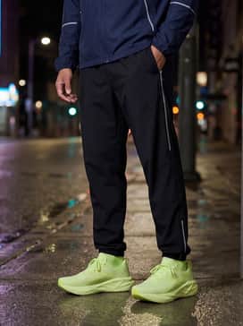 Novablast 5 Liteshow – Urban Night Commute: Combine with reflective-taped black track pants, a technical navy windbreaker, and a neon-accented running cap to maximize both safety and style during low-light hours.