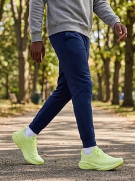 Novablast 5 Liteshow – Casual Weekend Comfort: Wear with slim-fit navy joggers and a clean heather gray crewneck sweatshirt for a relaxed, approachable look that remains sharp and energetic.