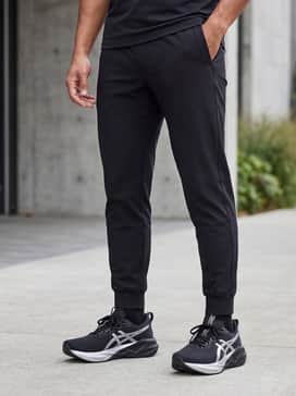 Novablast 5 Platinum – A futuristic techwear ensemble with tapered black water-resistant joggers, a longline black hoodie, and a metallic silver windbreaker to echo the shoe's accents.