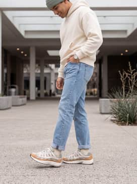 P6000 Se Lny – Light-wash straight-leg denim jeans with an oversized cream-colored hoodie and a neutral-toned beanie.