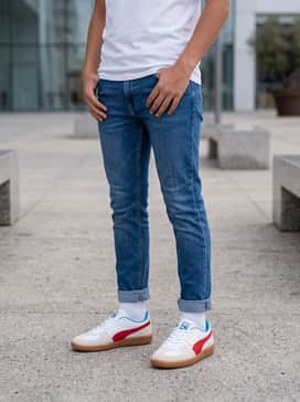 Palermo Leather Sneakers – A relaxed streetwear ensemble pairing oversized light-wash straight-leg jeans with a vintage graphic tee and a blue baseball cap to mirror the shoe's interior accents.